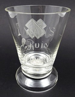 POHÁR SE STŘÍBRNOU MINCÍ A NÁPISEM - MAN´S RUIN, PRAGA 1814