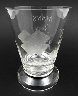 POHÁR SE STŘÍBRNOU MINCÍ A NÁPISEM - MAN´S RUIN, PRAGA 1814