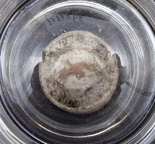 POHÁR SE STŘÍBRNOU MINCÍ A NÁPISEM - MAN´S RUIN, PRAGA 1814