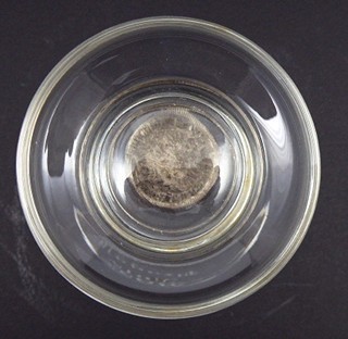 POHÁR SE STŘÍBRNOU MINCÍ A NÁPISEM - MAN´S RUIN, PRAGA 1814