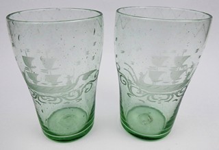 DVĚ SKLENICE Z URANOVÉHO SKLA S GONDOLAMI