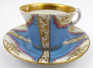 ŠÁLEK S RŮŽEMI A ZLATÝMI STUHAMI - PRAHA, SMÍCHOV