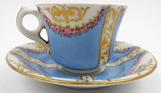 ŠÁLEK S RŮŽEMI A ZLATÝMI STUHAMI - PRAHA, SMÍCHOV