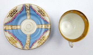 ŠÁLEK S RŮŽEMI A ZLATÝMI STUHAMI - PRAHA, SMÍCHOV