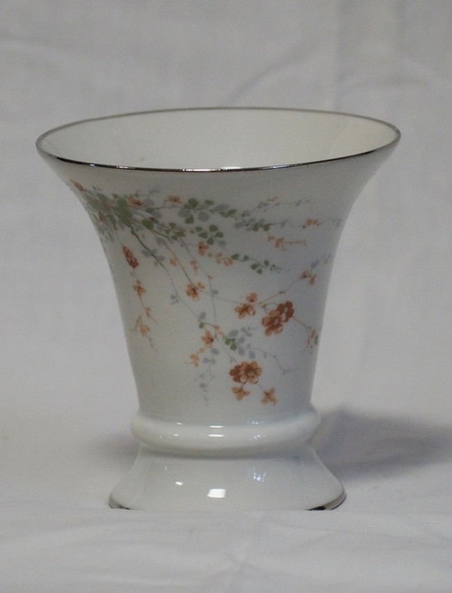 Royal Dux, Váza s květinovým vzorem