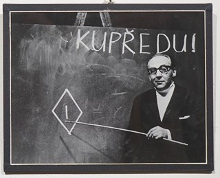 Josef Hlinomaz (1914 - 1978) - Miloš Kopecký se chystá hráti deštníkem golf
