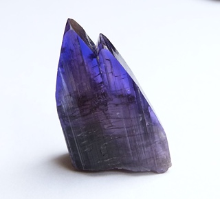 Investiční solitér: Krystalická srůstlice Tanzanitu 228,37 ct
