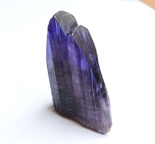 Investiční solitér: Krystalická srůstlice Tanzanitu 228,37 ct