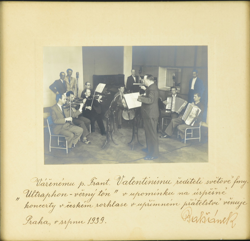 Autografy, podpisy - z kanceláře ředitele Ultraphonu Františka Valentiniho