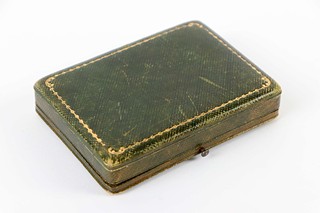 Luxusní zlatá tabatěrka s emailovou miniaturou a původní etui