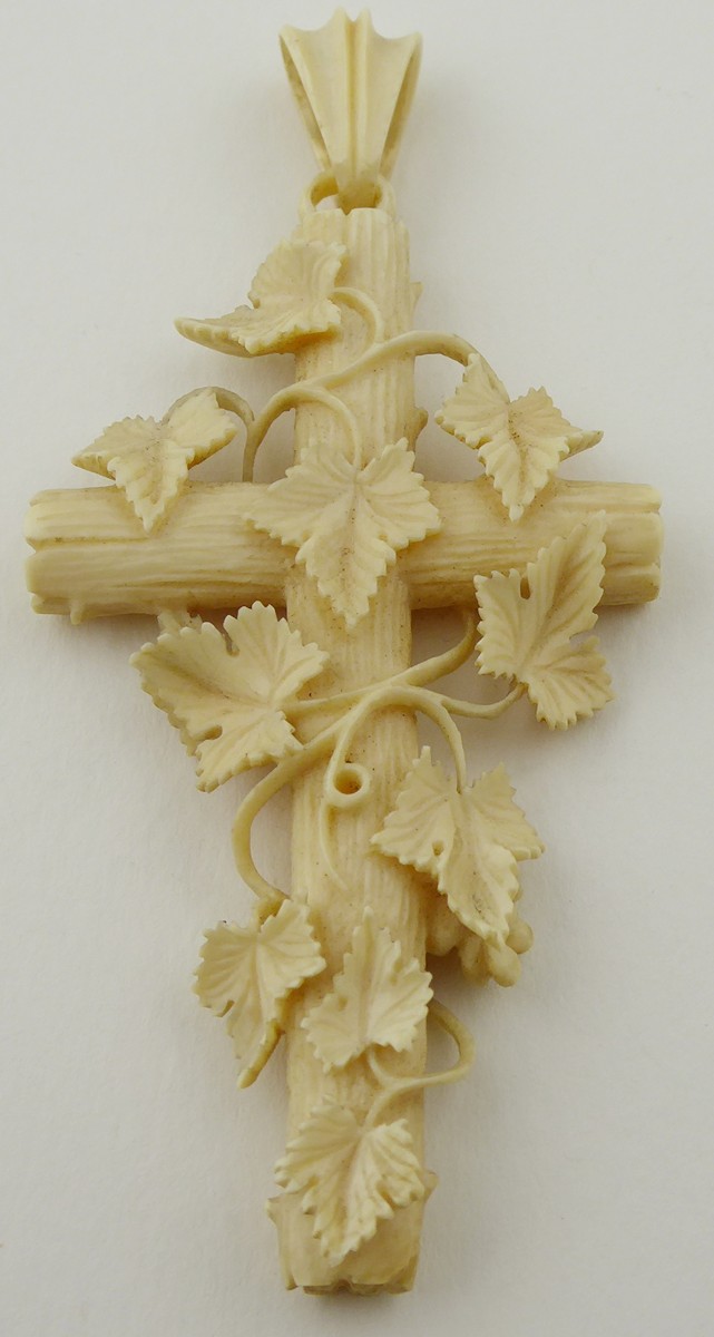 KŘÍŽ S LISTY - JEMNÁ ŘEZBA V KOSTI