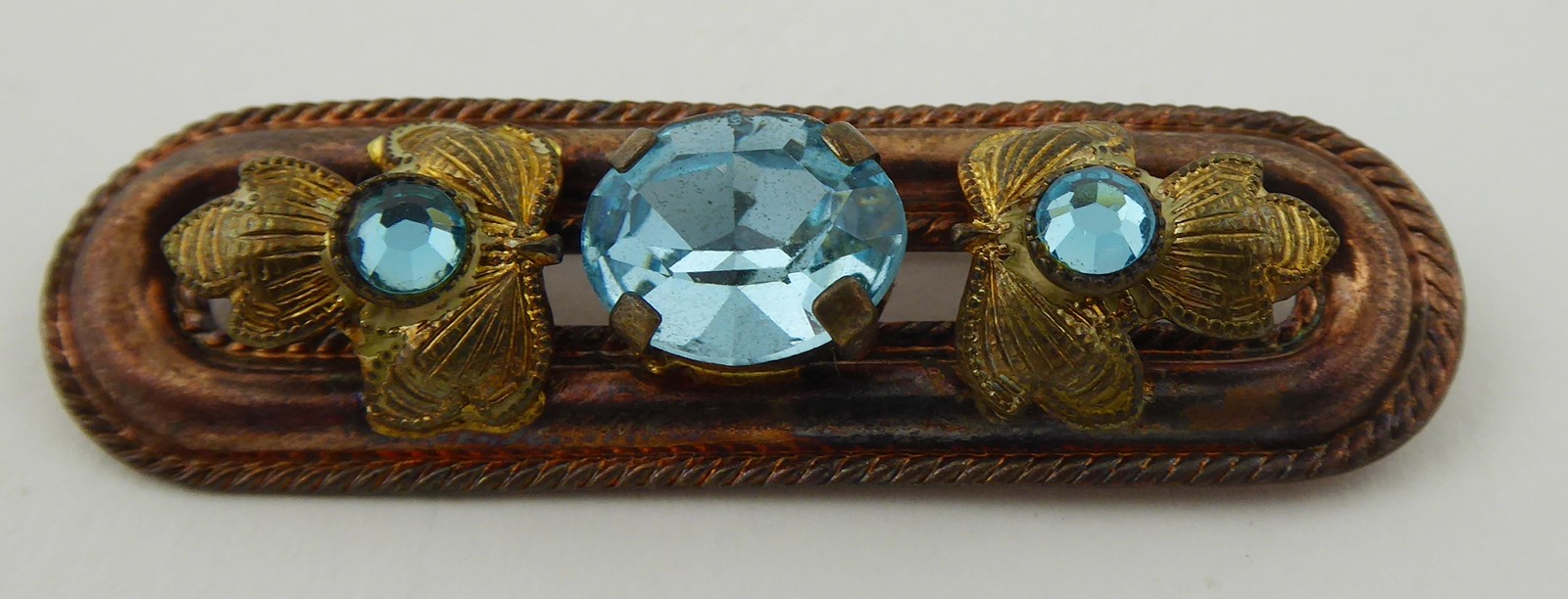 BROŽ SE SVĚTLE MODRÝMI SKLENĚNÝMI AKVAMARÍNY