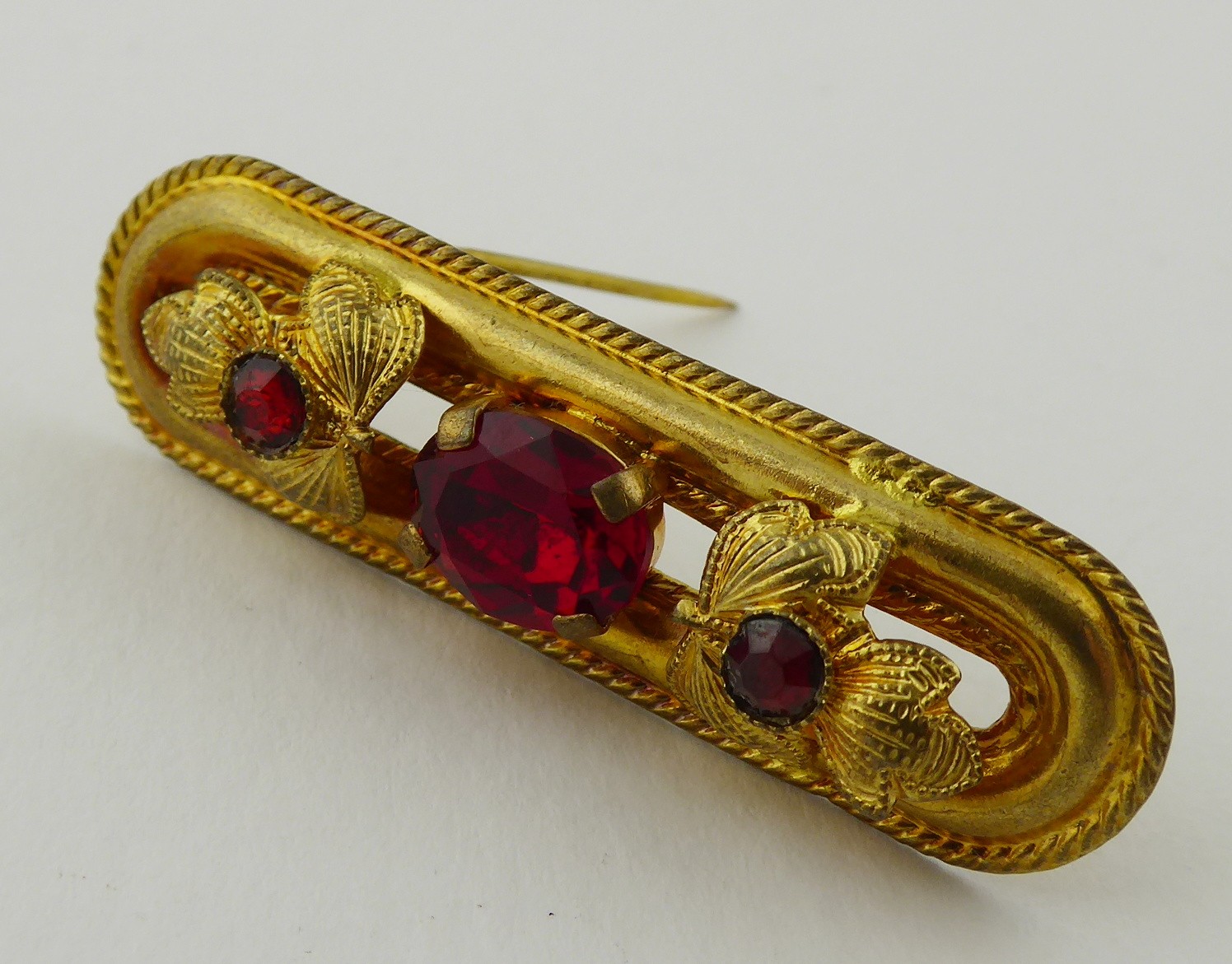 BROŽ SE SYNTETICKÝM RUBÍNEM A SKLENĚNÝMI KAMÍNKY