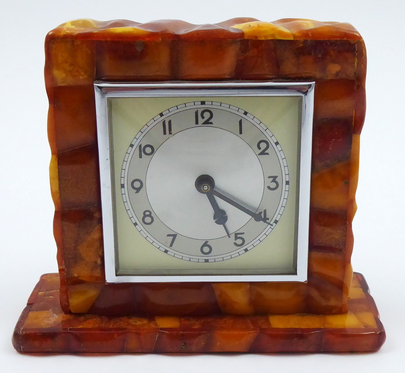 STOLNÍ HODINY S PŘÍRODNÍM JANTAREM