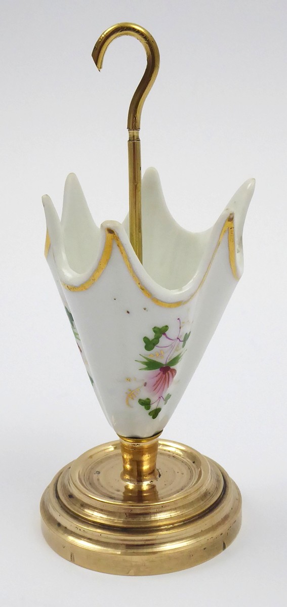 MOSAZNÝ STOJÁNEK NA PÁRÁTKA S PORCELÁNEM