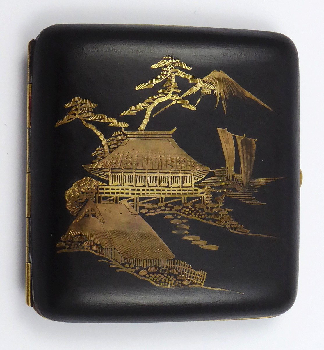 JAPONSKÁ TABATĚRKA S HOROU FUJI, PAGODOU A JEŘÁBY - PERIODA MEIJI (MEIDŽI), KOMAI