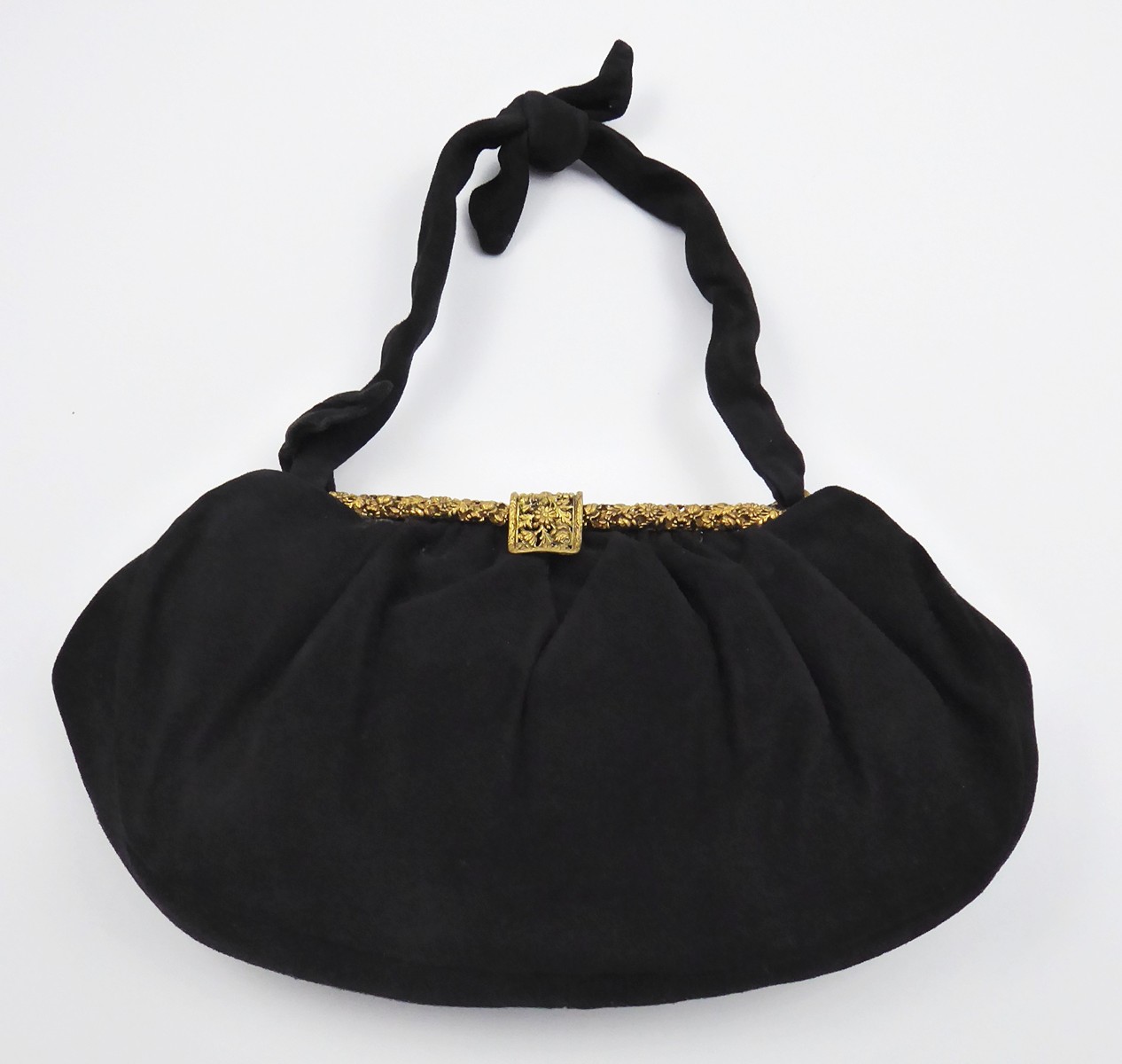 ČERNÁ SEMIŠOVÁ KABELKA S MOSAZNOU APLIKACÍ