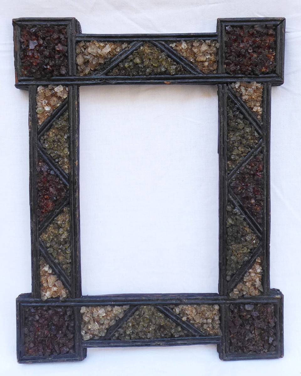 ZAJÍMAVÝ DŘEVĚNÝ RÁMEČEK VYKLÁDANÝ SKLENĚNÝMI KAMÍNKY