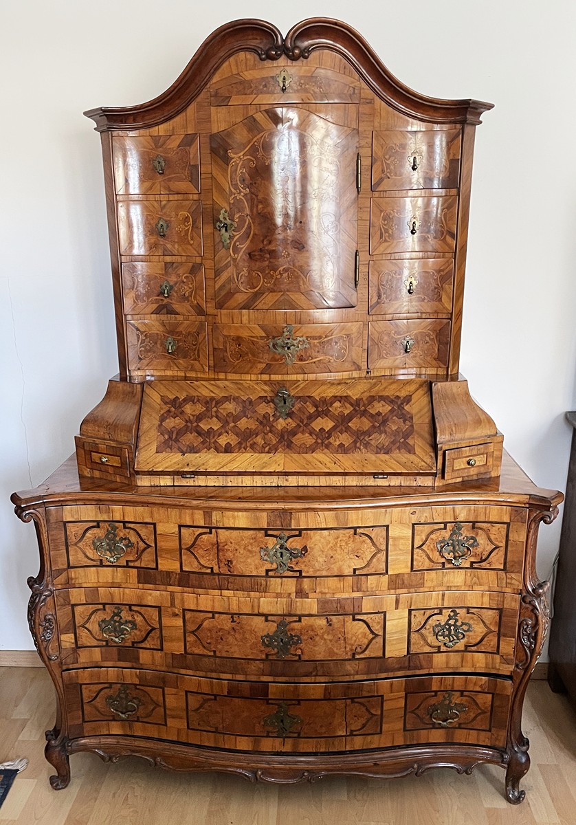 BAROKNÍ SEKRETÁŘ S INTARZIÍ A ŘEZBOU