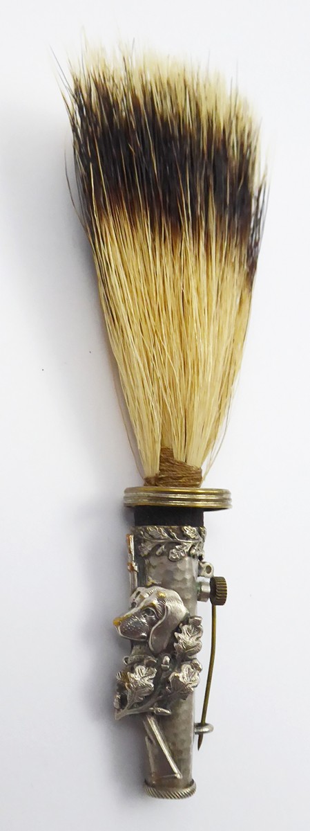 OZDOBA KLOBOUKU - GAMSBART SE STŘÍBŘENOU FIGURÁLNÍ MOSAZÍ