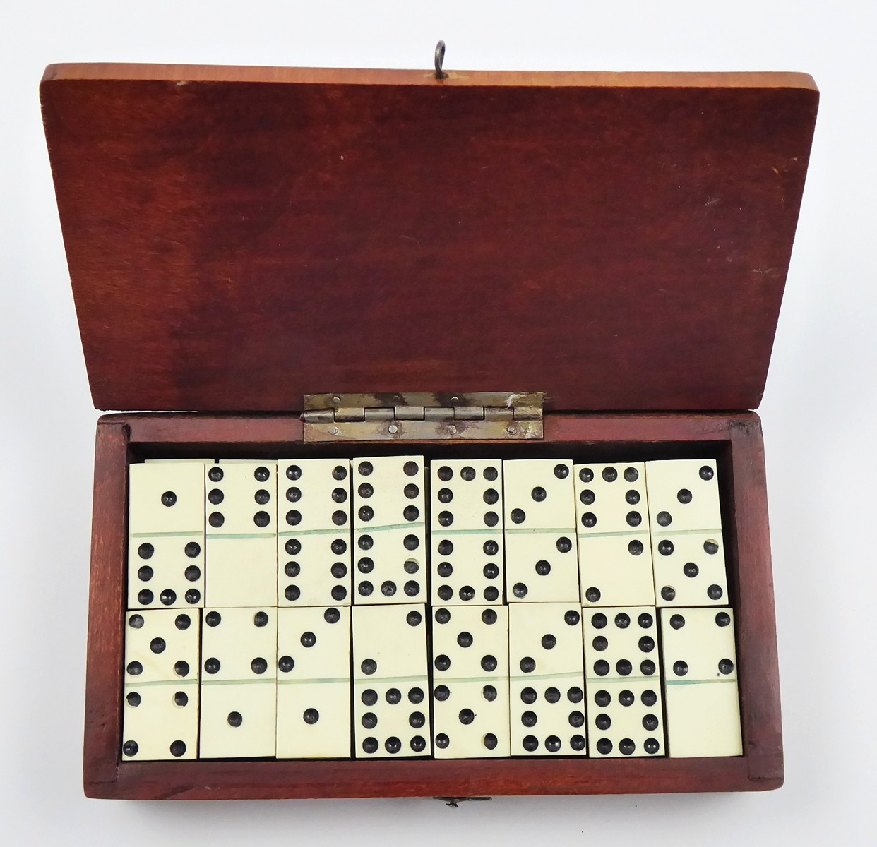 DOMINO V DŘEVĚNÉ SCHRÁNCE