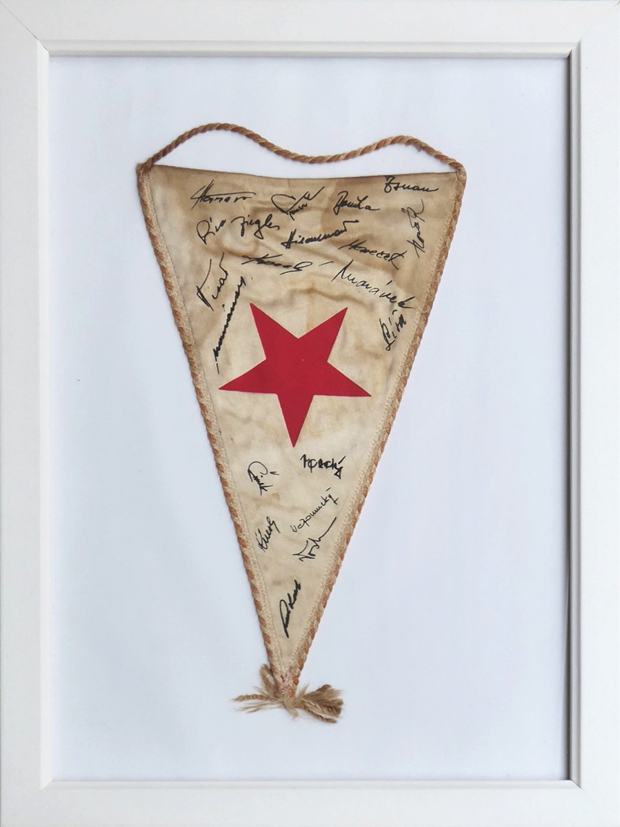 KLUBOVÁ VLAJKA SLAVIA PRAHA S PODPISY HRÁČŮ - 60. AŽ 70. LÉTA