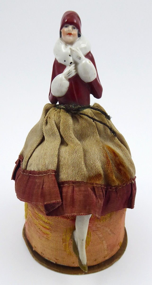 ART DECO LUXUSNÍ MALÁ BONBONIÉRA S DÁMOU V ZIMNÍM