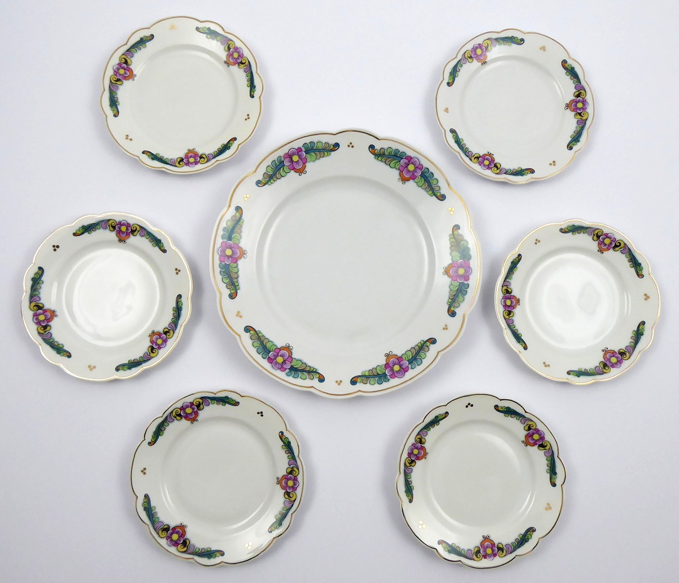 VÁCLAV PODHRÁZSKÝ (1897-1935) - TALÍŘ A ŠEST TALÍŘKŮ - JIHOČESKÉ MALOVÁNKY