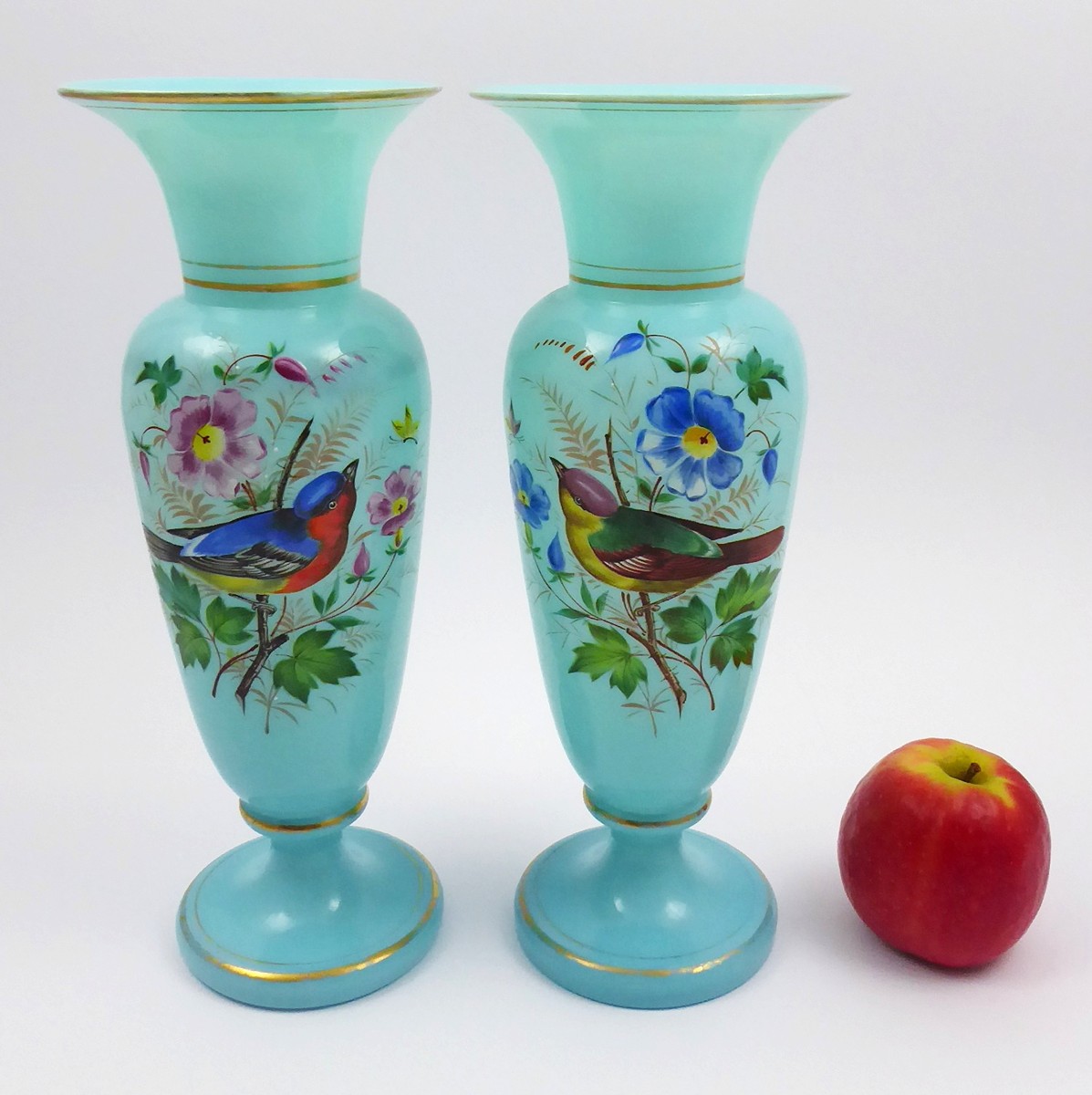 DVĚ VYŠŠÍ VÁZY Z OPÁLOVÉHO SKLA SE ZPĚVNÝM PTACTVEM