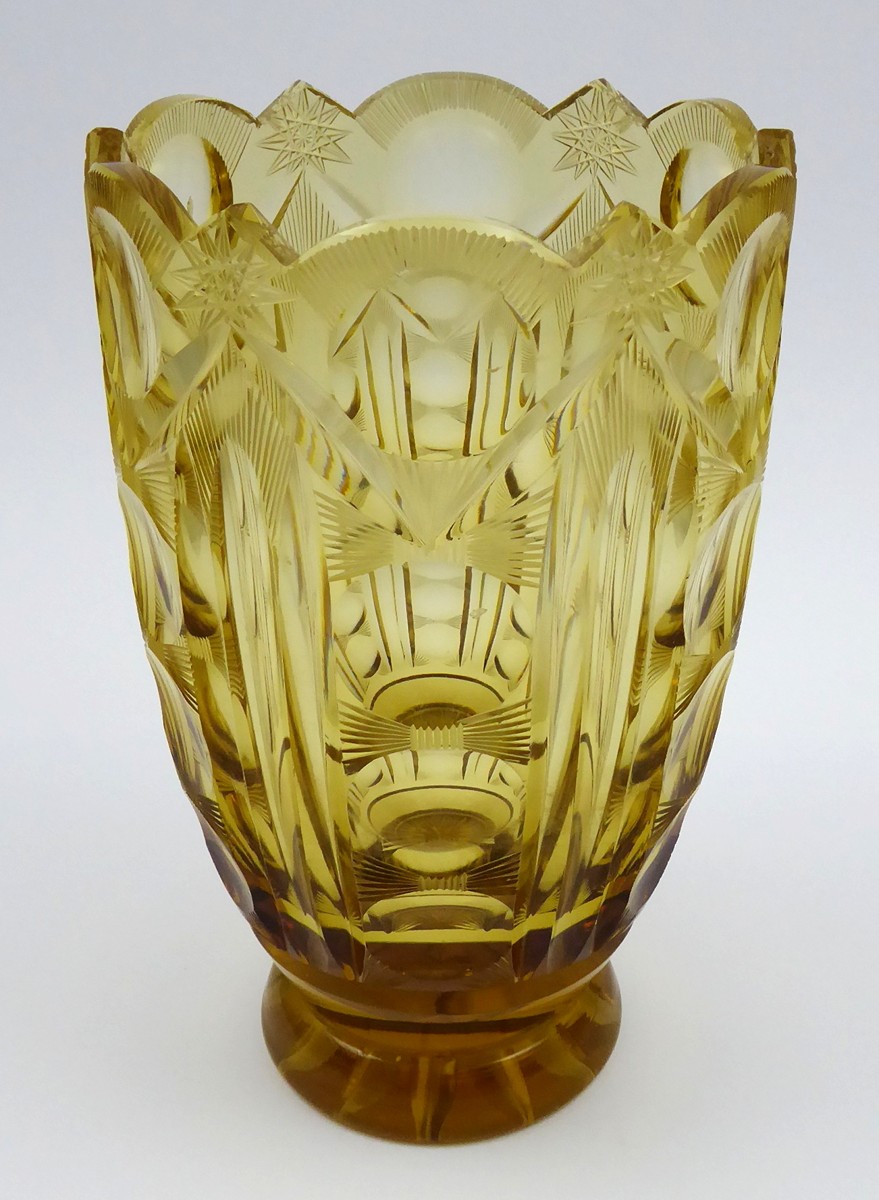 ART DECO VÁZA ZE ŽLUTĚ MEDOVĚ ZBARVENÉHO SKLA