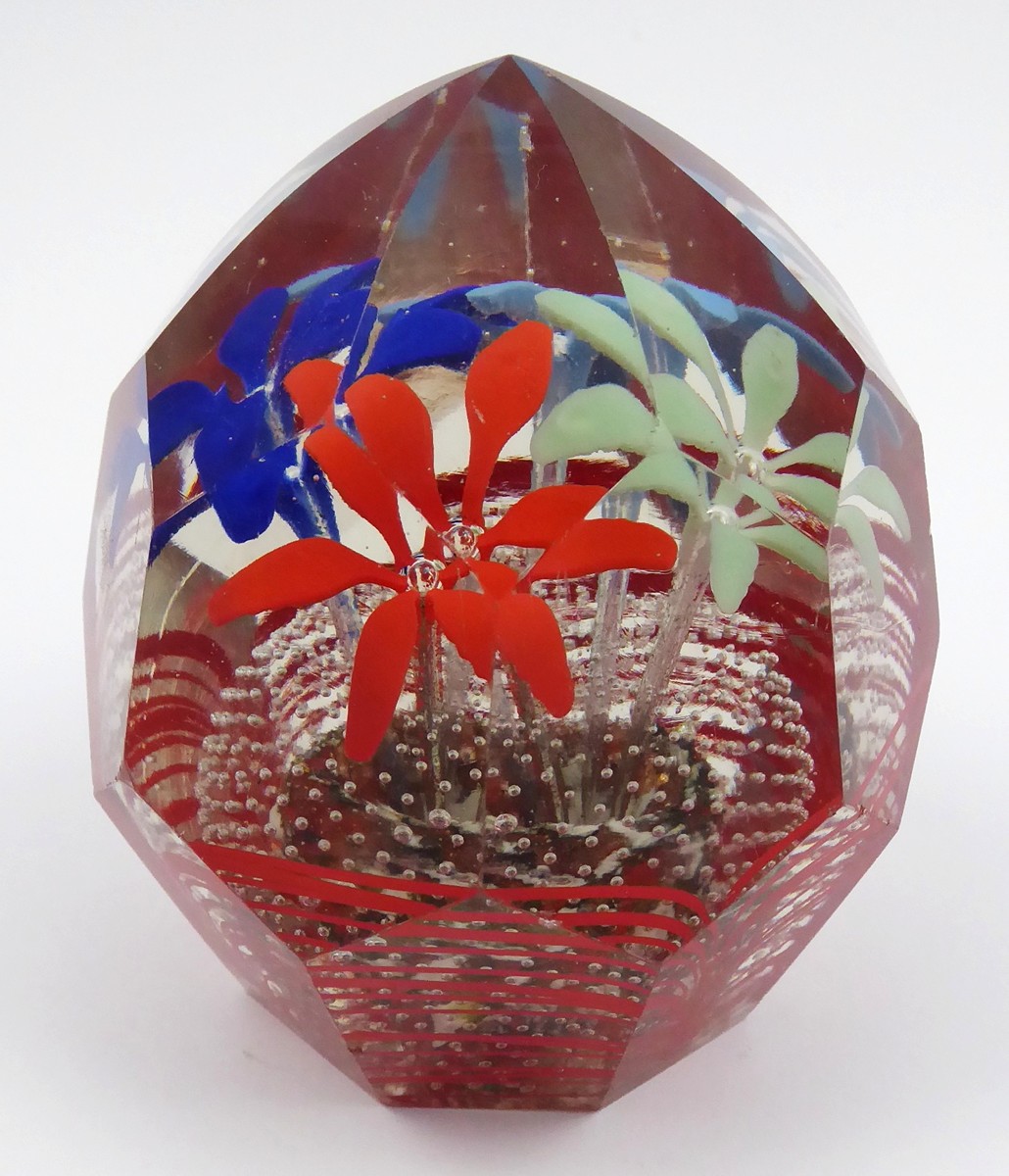 TĚŽÍTKO S RUČNĚ BROUŠENÝMI FAZETAMI, KVÍTKY A BUBLINKAMI