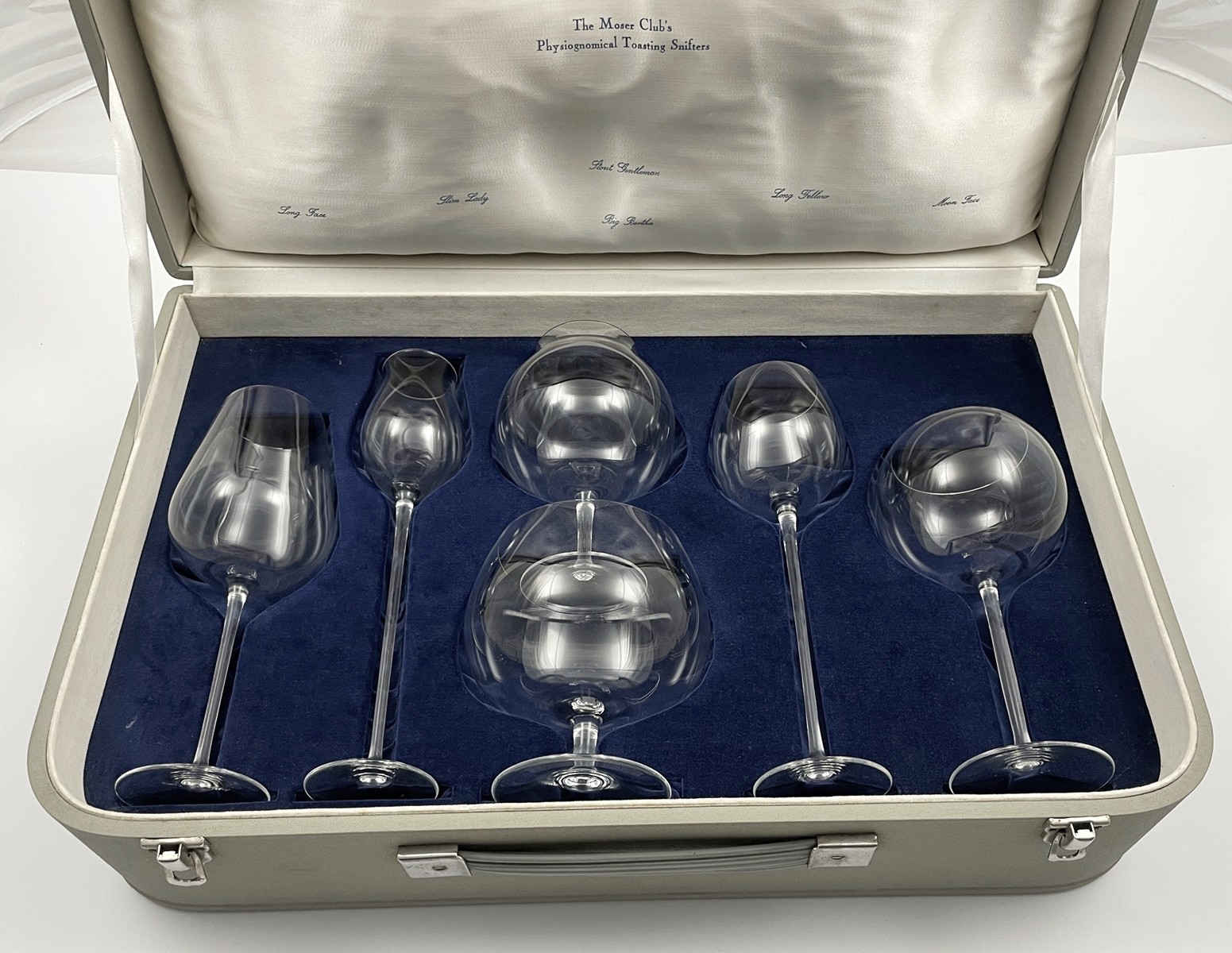 FRANTIŠEK CHOCHOLATÝ (1902-1973) - KOLEKCE 6 OBŘÍCH ČÍŠÍ (1/2 VÝŠKY) V ROZMĚRNÉ LUXUSNÍ KAZETĚ - MOSER