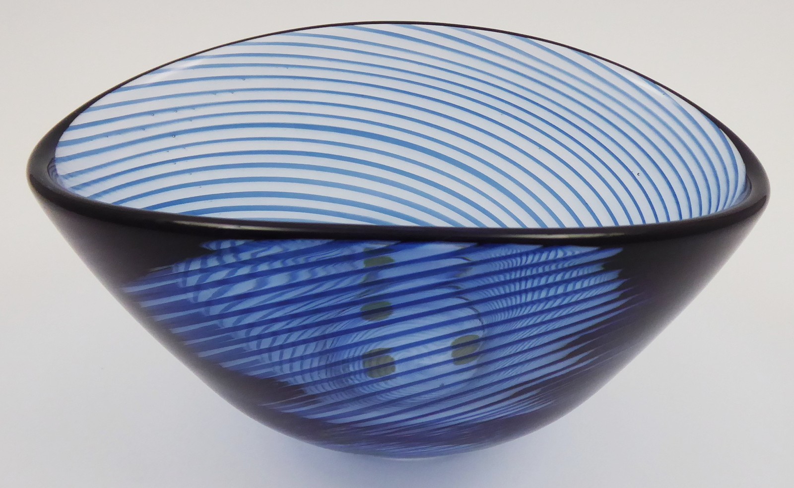 BENGT EDENFALK (1924-2016) - MISKA S MODRÝMI PRUHY - KOSTA BODA, ŠVÉDSKO