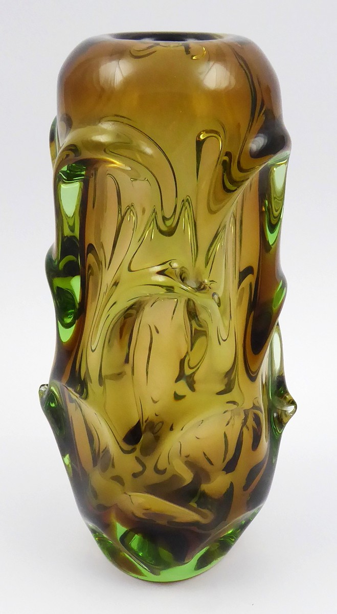 JAN BERÁNEK (NAR. 1933) - VÁZA Z TOPAZOVÉHO A ZELENÉHO SKLA - ŠKRDLOVICE