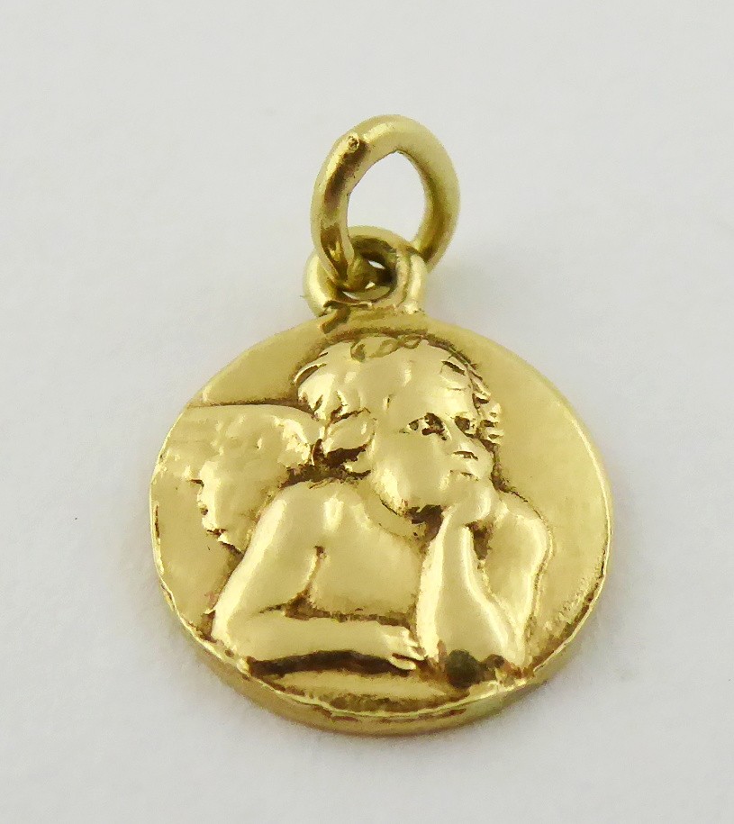 ZLATÝ PŘÍVĚSEK S RELIÉFNÍM ANDÍLKEM PODLE RAFFAELA SANTI