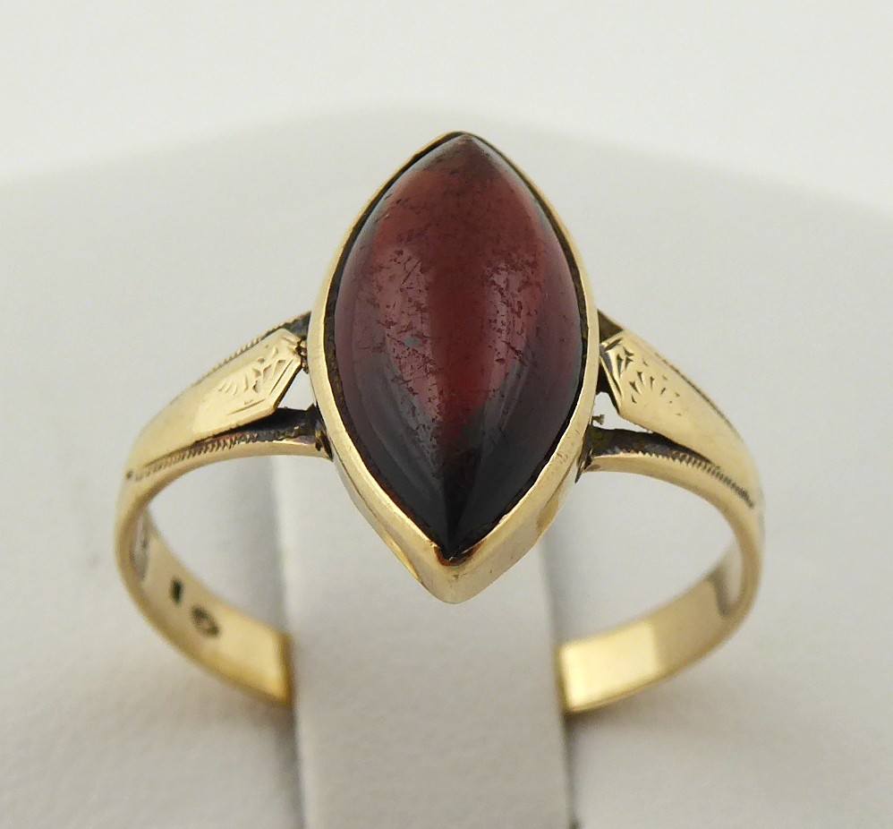 ZLATÝ PRSTEN S PŘÍRODNÍM ALMANDINEM - FRANTIŠEK VOMÁČKA, PRAHA