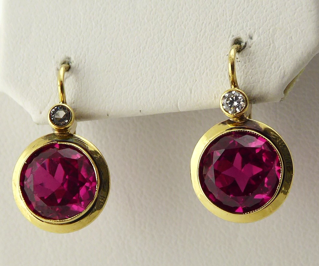 ZLATÉ NÁUŠNICE S RUBÍNY A LEUKOSAFÍRY