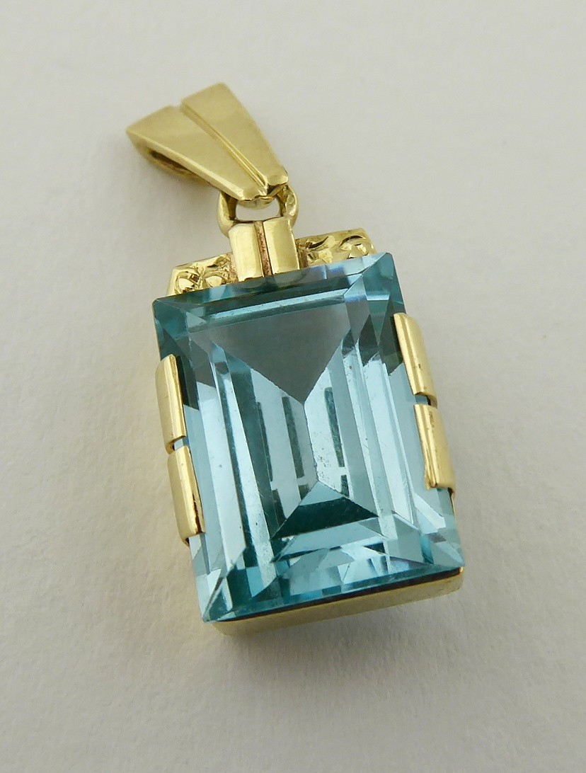 ZLATÝ PŘÍVĚSEK SE SYNTETICKÝM SPINELEM