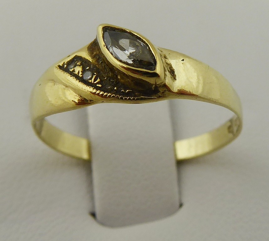 ZLATÝ PRSTEN SE SYNTETICKÝM ZIRKONEM