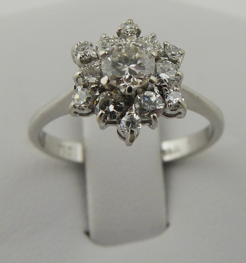 PRSTEN Z OSMNÁCTIKARÁTOVÉHO ZLATA S 13 PŘÍRODNÍMI DIAMANTY