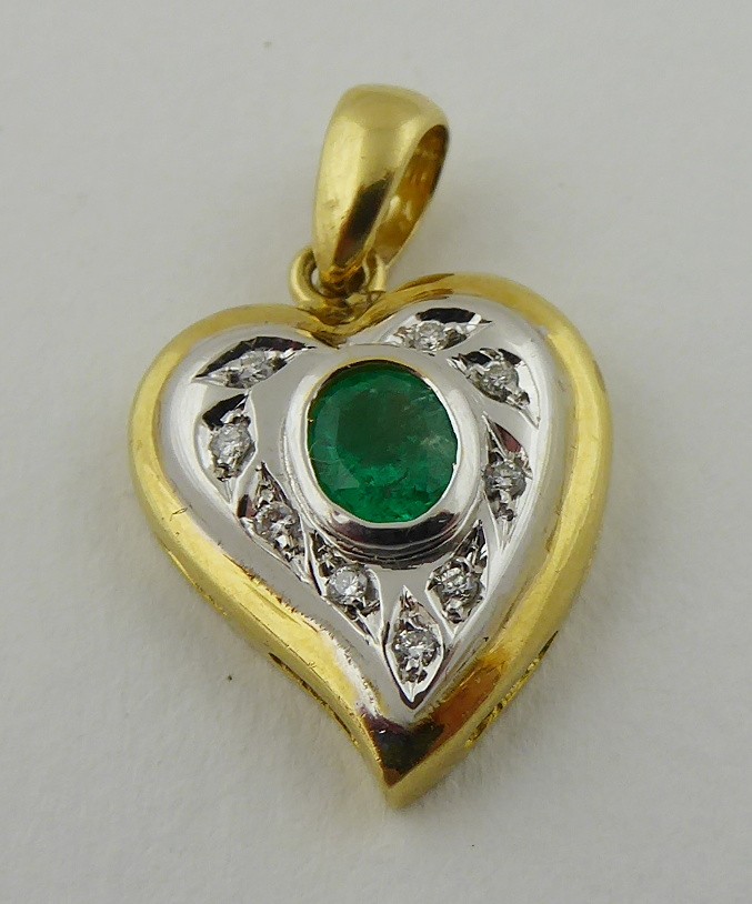 ZLATÝ PŘÍVĚSEK S PŘÍRODNÍM SMARAGDEM A PŘÍRODNÍMI DIAMANTY