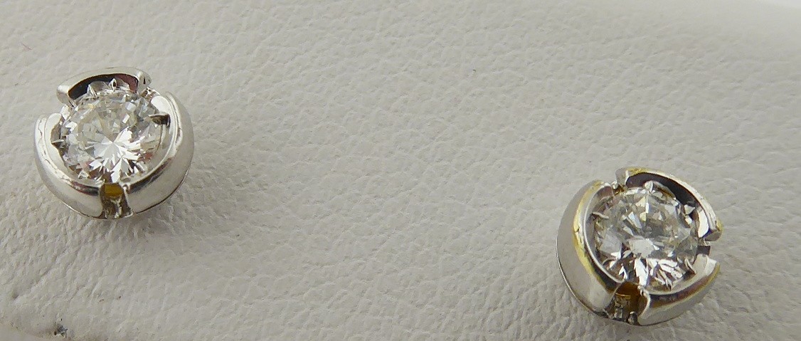 DIAMANTOVÉ NÁUŠNICE Z BÍLÉHO OSMNÁCTIKARÁTOVÉHO ZLATA