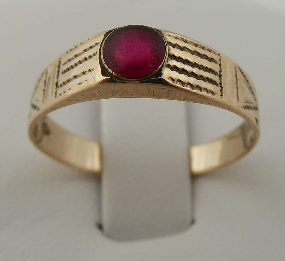 PRSTEN SE ZLATEM A ČERVENÝM KAMÍNKEM
