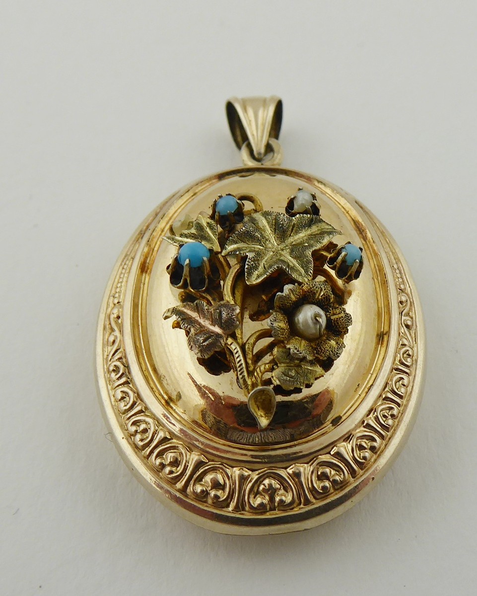 ZLACENÝ STŘÍBRNÝ OTEVÍRACÍ MEDAILON S PERLIČKAMI A TYRKYSY