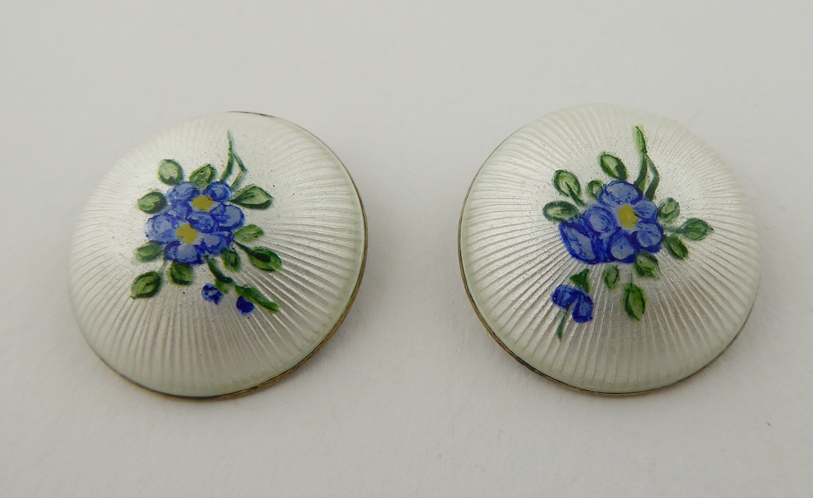 STŘÍBRNÉ NÁUŠNICE S BÍLÝM EMAILEM A KYTIČKAMI - FINN JENSEN, NORSKO