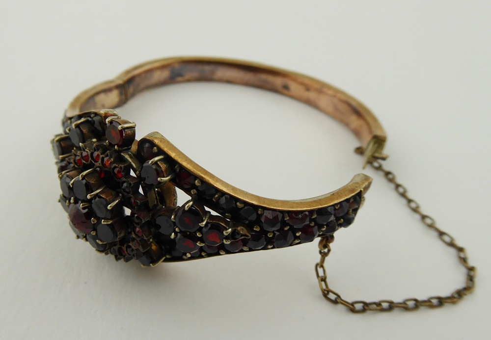 NÁRAMEK S PRAVÝMI ČESKÝMI GRANÁTY