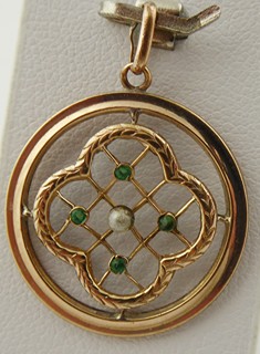 ZLACENÝ PŘÍVĚSEK SE ZELENÝMI KAMÍNKY A PERLIČKOU