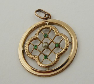 ZLACENÝ PŘÍVĚSEK SE ZELENÝMI KAMÍNKY A PERLIČKOU