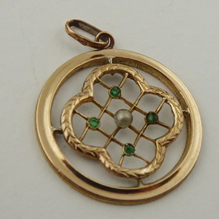 ZLACENÝ PŘÍVĚSEK SE ZELENÝMI KAMÍNKY A PERLIČKOU