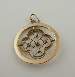 ZLACENÝ PŘÍVĚSEK SE ZELENÝMI KAMÍNKY A PERLIČKOU